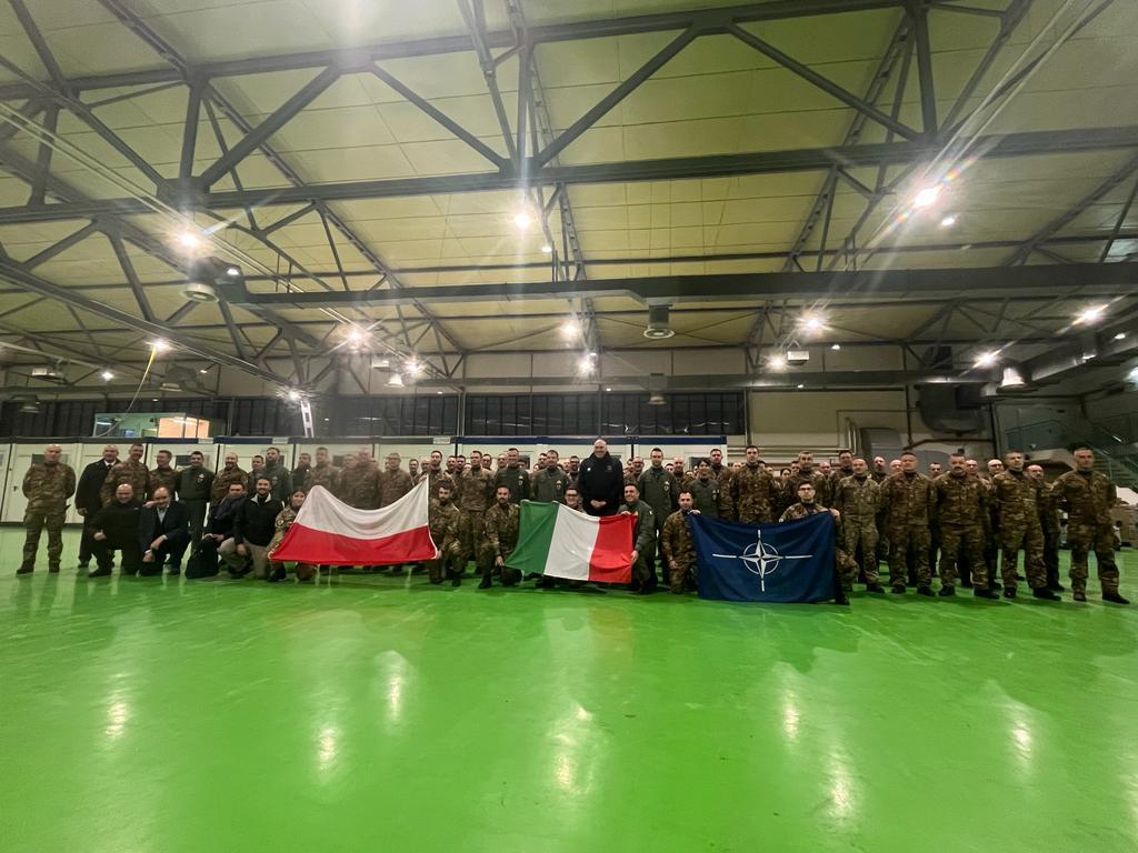 “Visita di Crosetto alla base di Malbork in Polonia: un’analisi approfondita delle relazioni tra Italia e Polonia”