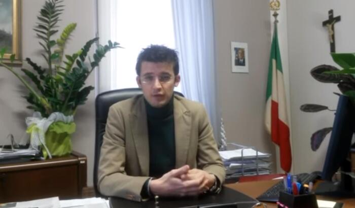 Sindaco in smart working accusato di consulenze dubbie