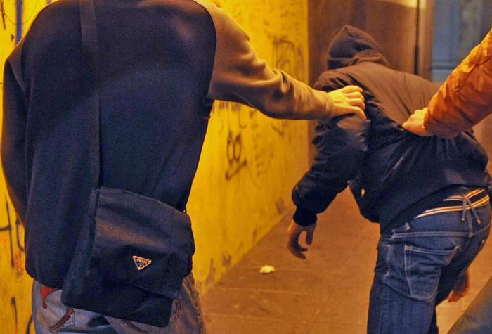 Rissa tra adolescenti a Bologna: 16enne denunciato per accoltellamento