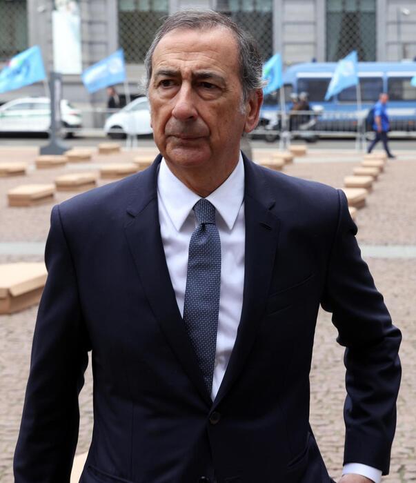 Il Sindaco di Milano, Giuseppe Sala, critica il comportamento di Fabio Rovazzi: una riflessione sulla società e sul senso civico 1 Il Sindaco di Milano Giuseppe