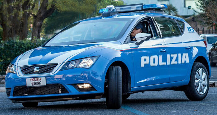 Violenza a Roma: uomo aggredisce poliziotti dopo aver ucciso un cane in via Bottidda