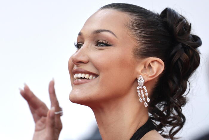 Bella Hadid fa mea culpa dopo la polemica sulla campagna Adidas con la scarpa SL72