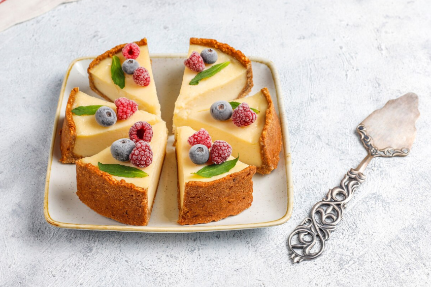 Torta allo yogurt con solo tre ingredienti: la ricetta leggera da 150 calorie pronta in 50 minuti