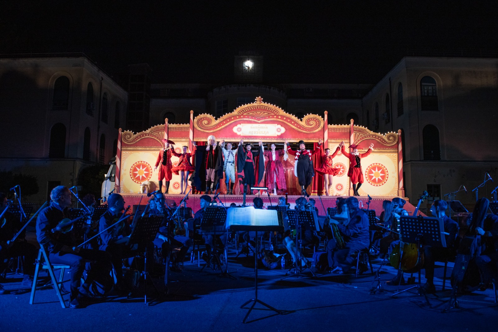 Tor Marancia, l’opera arriva in piazza: il “Barbiere di Siviglia” conquista il pubblico all’Istituto San Michele 3 Immagine WhatsApp 2025 06 17 ore 11.46.54 030e4bef