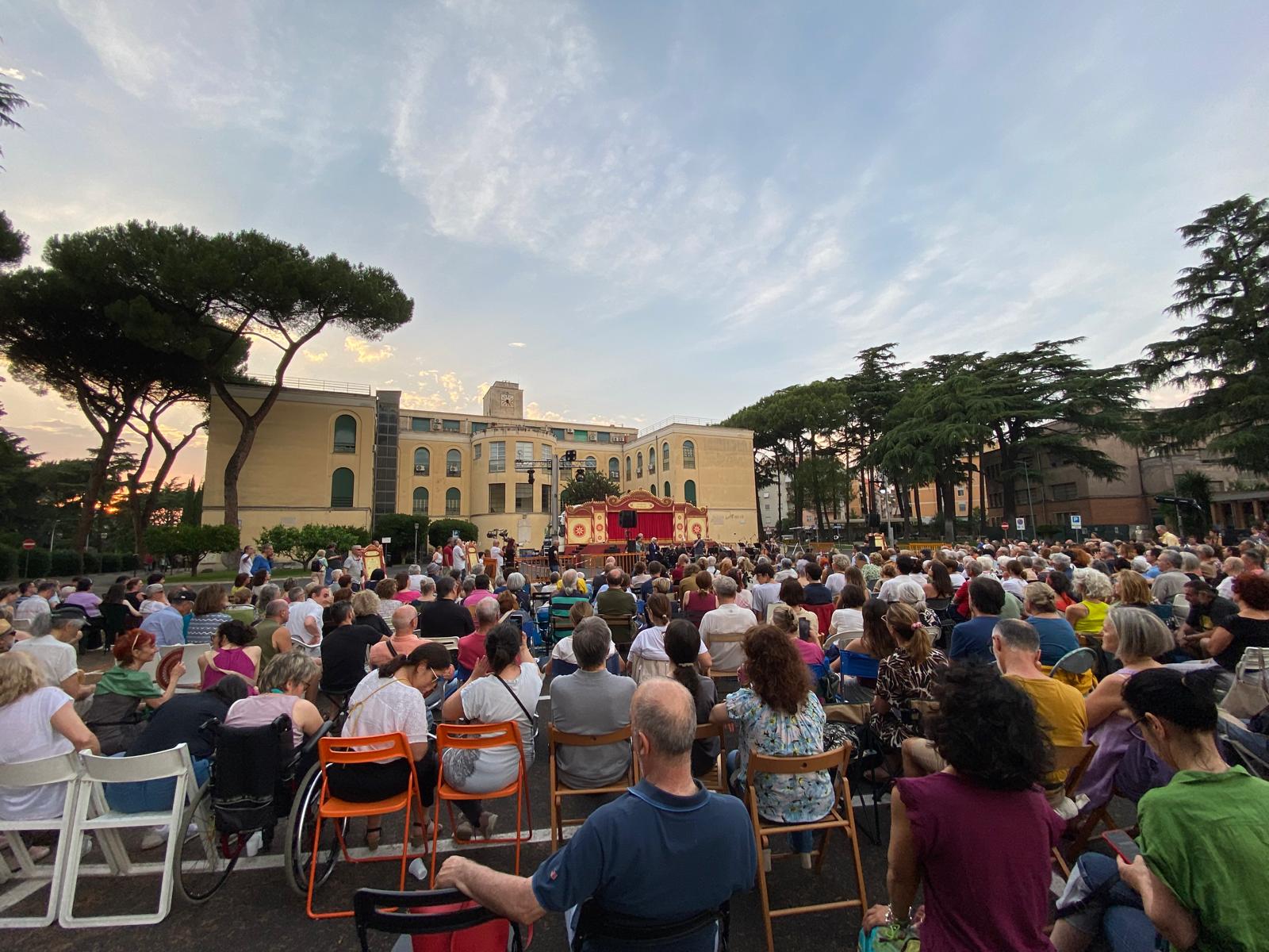Tor Marancia, l’opera arriva in piazza: il “Barbiere di Siviglia” conquista il pubblico all’Istituto San Michele 4 Immagine WhatsApp 2025 06 17 ore 11.46.54 53844d0e